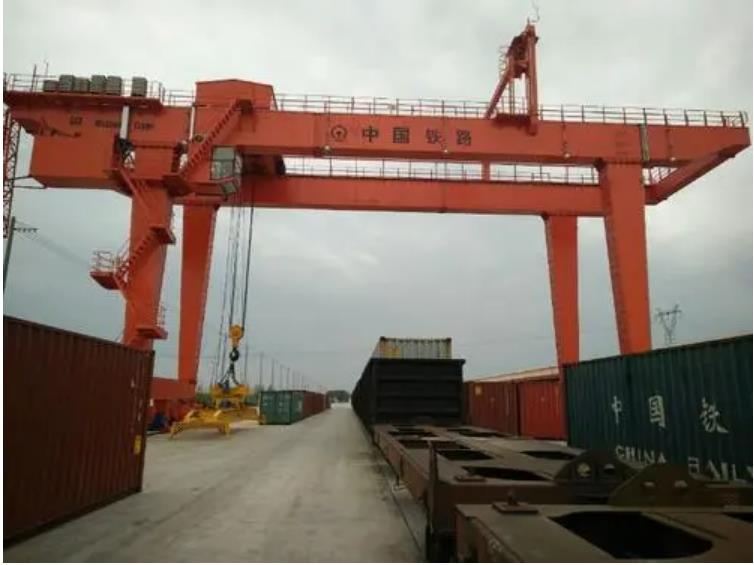 鐵路貨場(chǎng)門(mén)式起重機(jī)由來(lái)
