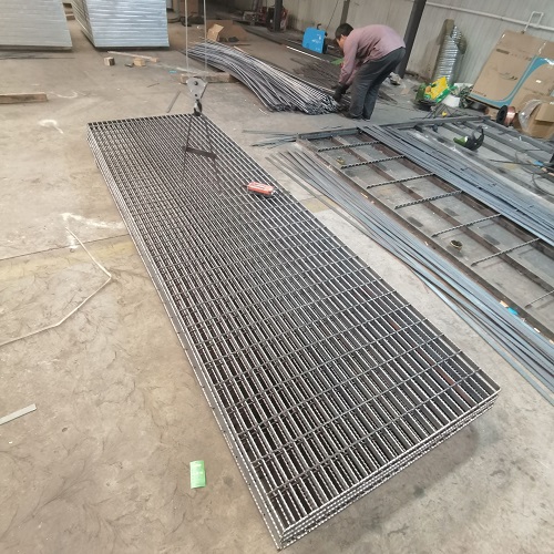 市政工程鋼格板選型：玻璃鋼格柵VS金屬格柵對比！