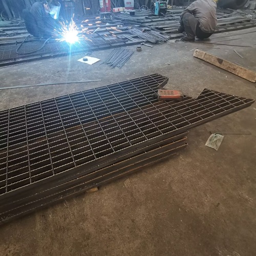 工業(yè)平臺(tái)鋼格柵的力學(xué)藝術(shù)：構(gòu)建高承重抗沖擊的可靠解決方案