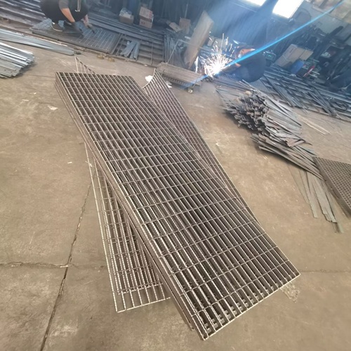 市政道路鋼格柵系統(tǒng)：現(xiàn)代城市排水的工程典范