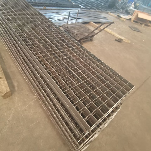 學(xué)校操場(chǎng)鋼格柵：防護(hù)耐用的兒童友好方案